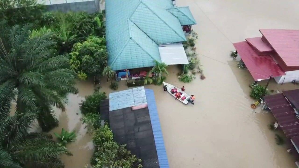 Tujuh sekeluarga yang terperangkap dalam kejadian banjir di Kampung Sri Tanjong, Dengkil, berjaya diselamatkan. - Foto: JBPM Negeri Selangor.