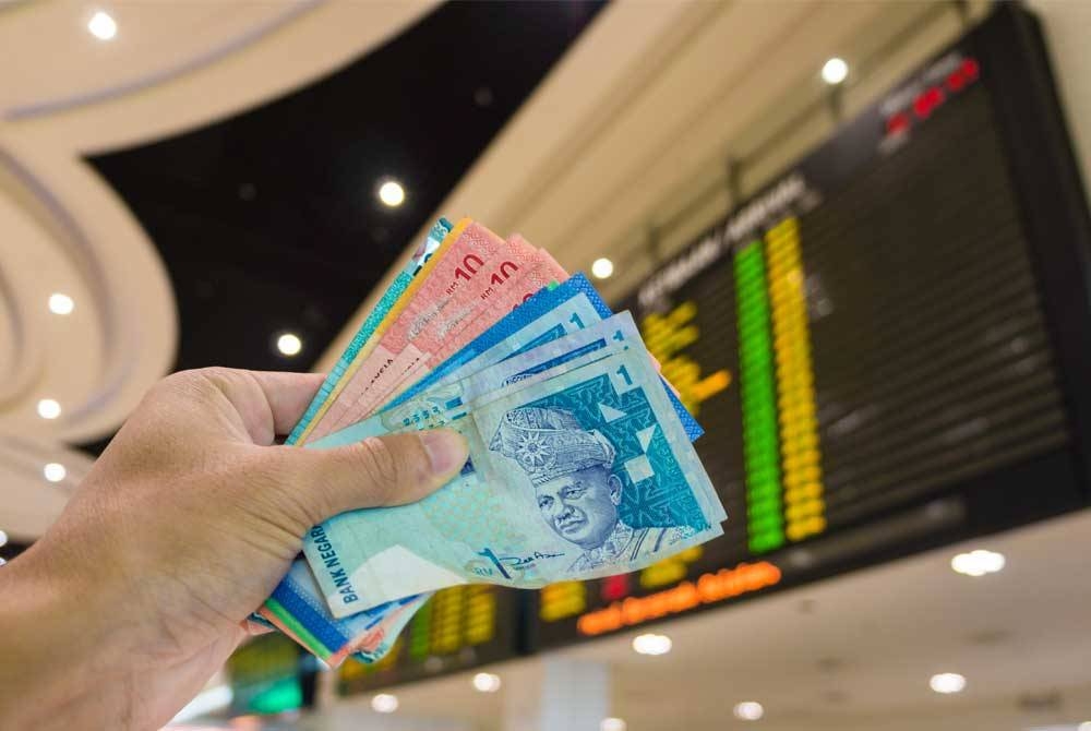 Ringgit terus mencatatkan kenaikan untuk hari ketiga berturut-turut dan melonjak daripada paras terendah dalam tempoh 25 tahun berbanding dolar AS. - Gambar hiasan