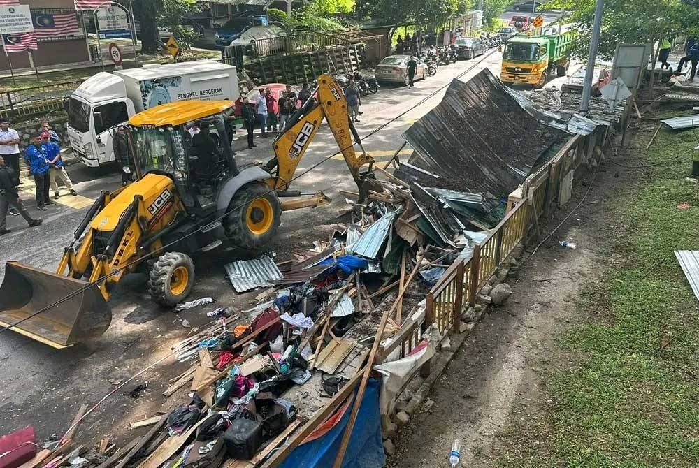 Kerja-kerja merobohkan struktur penjaja haram di PPR Seri Pantai di sini pada Rabu lalu.