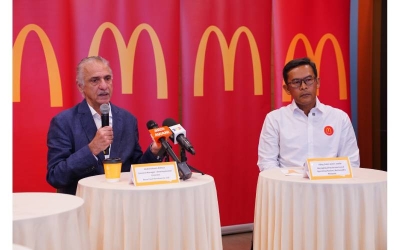 Pengurus Besar dan Developmental Licensee, Reza Food Services Co Ltd (RFS), Abdulrahman Alireza (kiri) dan Pengarah Urusan dan Rakan Operasi Tempatan McDonald's Malaysia, Datuk Azmir Jaafar, menjelaskan kedudukan sebenar McDonald’s menjadi mangsa kempen boikot susulan konflik di Asia Barat. 