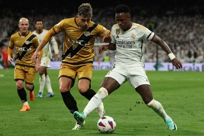 Pertahanan Rayo Vallecano Andrei Ratiu (kiri) cuba merebut bola dari Vinicius Junior dalam aksi La Liga. FOTO: AFP