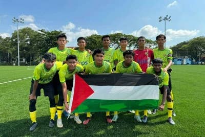 Pemain SMK Dato' Harun, Tanjung Karang bagi saingan Piala Datuk Mokhtar Dahari B-18 2023.