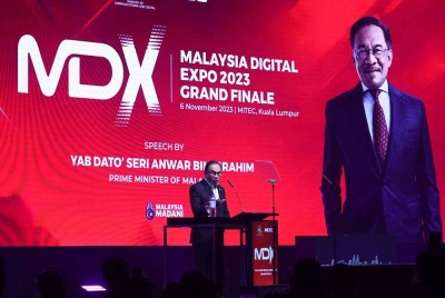 Anwar ketika berucap merasmikan Malaysia Digital Expo 2023 Grand Finale di Pusat Pameran dan Perdagangan Antarabangsa Malaysia pada Isnin. - Foto: Bernama