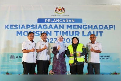 Fadhlina (tengah) bersama wakil sukarelawan KPM, Dr Nurhasni Mohd Noor (dua dari kanan) selepas menyarungkan jaket keselamatan sebagai gimik pelancaran Kesiapsiagaan Menghadapi MTL 2023/2024 di Sekolah Kebangsaan Taman Dato' Harun (2), Jalan Klang Lama pada Isnin. - Foto Bernama