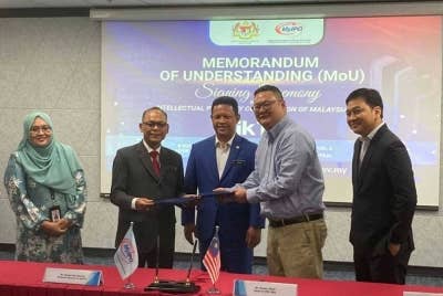 Kamal Kormin (dua dari kiri) bersama Simon Zhou (dua dari kanan).