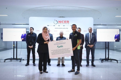 Saarani (tengah) turut menyaksikan Majlis Penyerahan Dokumen Bagi Program NTIC dan Majlis Penghargaan Kepada Syarikat selepas mempengerusikan Mesyuarat Jawatankuasa Pemandu Negeri (JPN) Perak, di sini pada Isnin.
