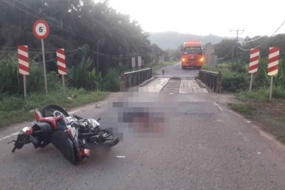 Motosikal yang dinaiki mangsa tergelincir selepas melalui jambatan kayu di Jalan Kalatuan, Papar.