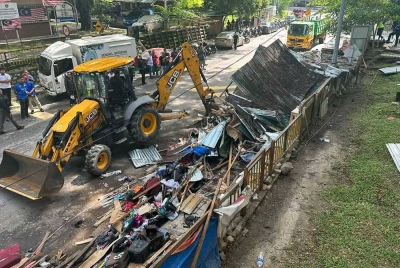 Kerja-kerja merobohkan struktur penjaja haram di PPR Seri Pantai di sini pada Rabu lalu.
