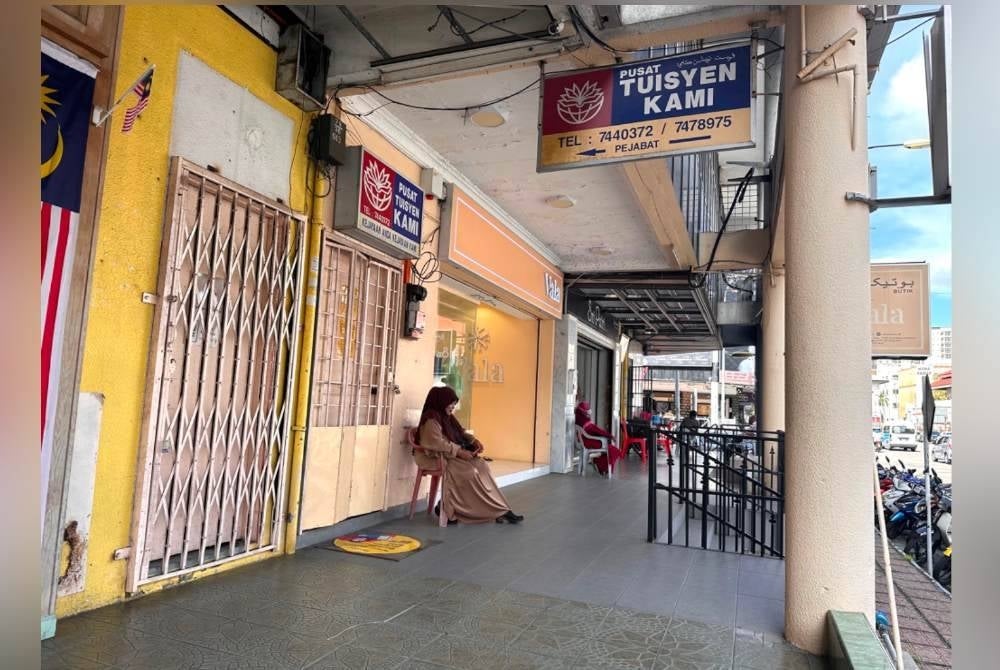 Keadaan lenggang di kaki lima bangunan tempat peraih menunggu pelanggan.