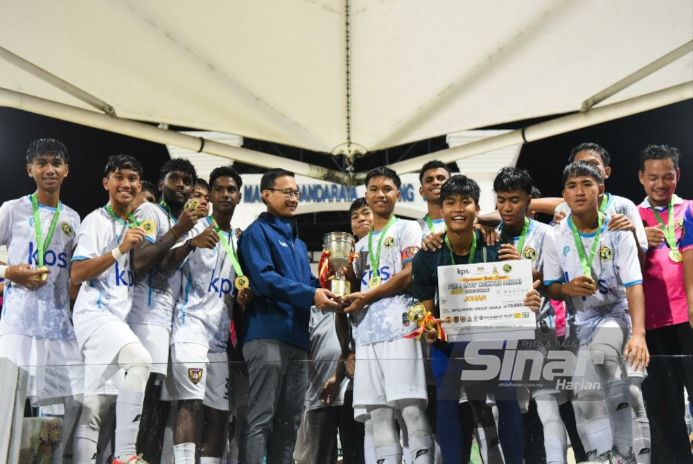 Ketua Pegawai Eksekutif Kumpulan Perangsang Selangor (KPS) Berhad Ahmad Fariz Hassan menyampaikan trofi Piala Datuk Mokhtar Dahari B-18 2023, kepada pemain SMK Meru selepas perlawanan akhir di Arena MBSJ pada Selasa. - Foto SINAR HARIAN / MOHD RAFIQ REDZUAN HAMZAH