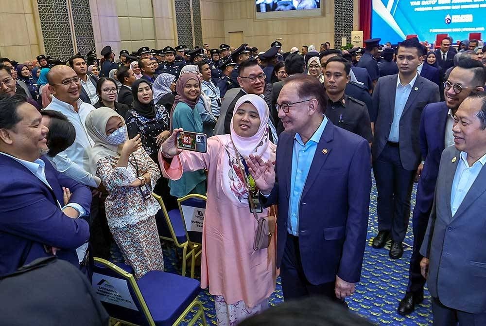 Anwar yang juga Menteri Kewangan bergambar bersama warga kerjanya selepas majlis Perhimpunan Warga Kementerian Kewangan hari ini. - Foto Bernama