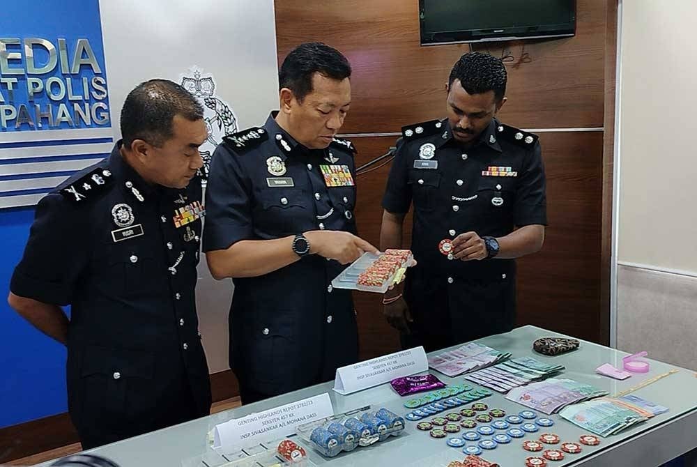 Yahaya (tengah) menunjukkan sebahagian cip yang dirampas susulan penahanan 10 suspek antara 29 Oktober hingga 1 November lalu.