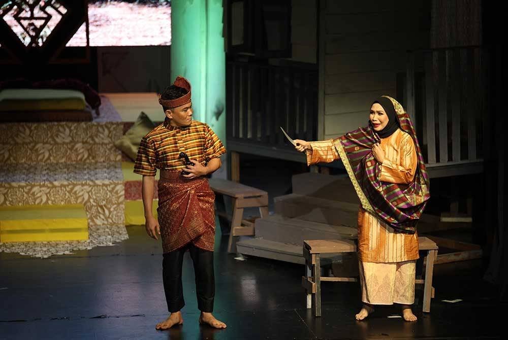 Teater Dang Anum turut mendapat permintaan dipentaskan di Batam dan Riau, Indonesia.