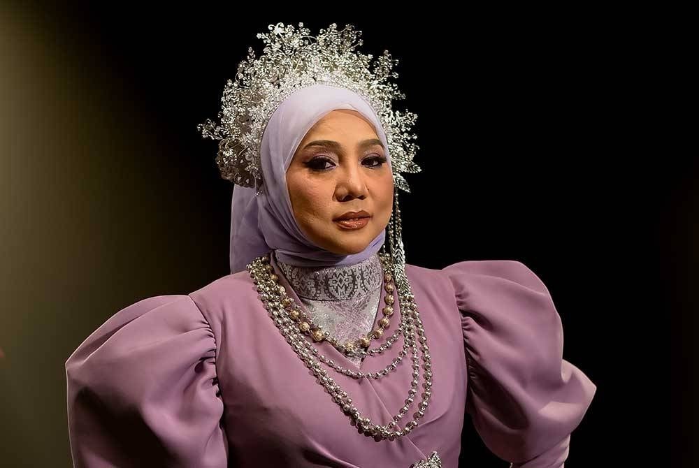 Noraniza melamar Hazama untuk bekerjasama dengannya.