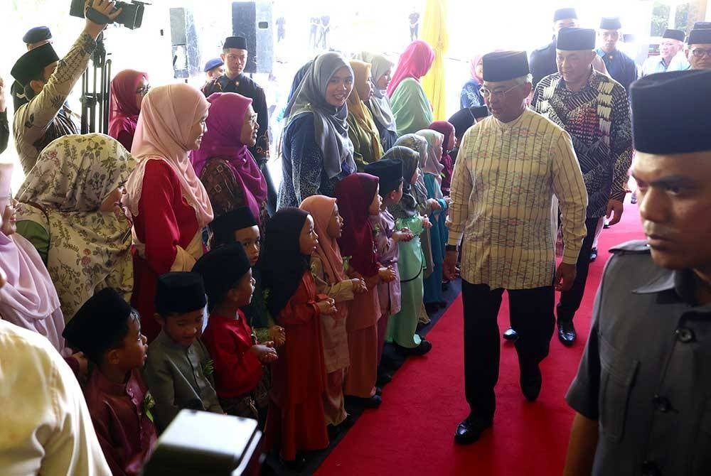Al-Sultan Abdullah berkenan berangkat pada Majlis Menandatangani Memorandum Perjanjian antara Kemas dan Yayasan Pahang bagi melaksanakan Program Tabika Pra Tahfiz di Pusat Kegiatan Masyarakat (PKM) Kemas Kampung Sri Batu hari ini. - Foto Bernama