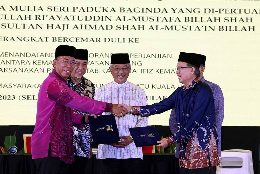 Al-Sultan Abdullah (tengah) berkenan menyaksikan pemeteraian MoA antara Kemas dan Yayasan Pahang di Pusat Kegiatan Masyarakat (PKM) Kemas Kampung Sri Batu hari ini. - Foto Bernama