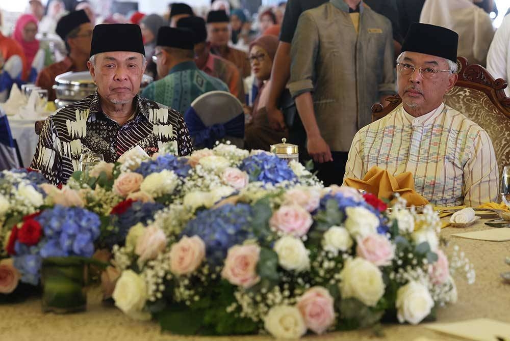 Al-Sultan Abdullah berkenan berangkat pada Majlis Menandatangani Memorandum Perjanjian antara Kemas dan Yayasan Pahang bagi melaksanakan Program Tabika Pra Tahfiz di Pusat Kegiatan Masyarakat (PKM) Kemas Kampung Sri Batu hari ini. - Foto Bernama
