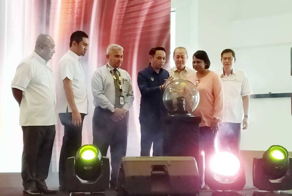 Mohd Azlan (tengah) menyempurnakan gimik pelancaran sempena Majlis Perasmian Karnival Digital Perak 2023 di Terminal Kampar Putra Sentral di sini pada Selasa.