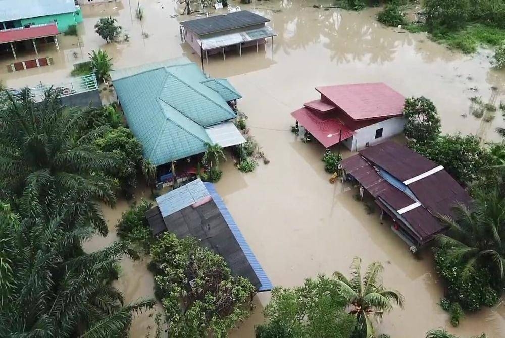Keadaan rumah yang ditenggelami banjir di Sepang.