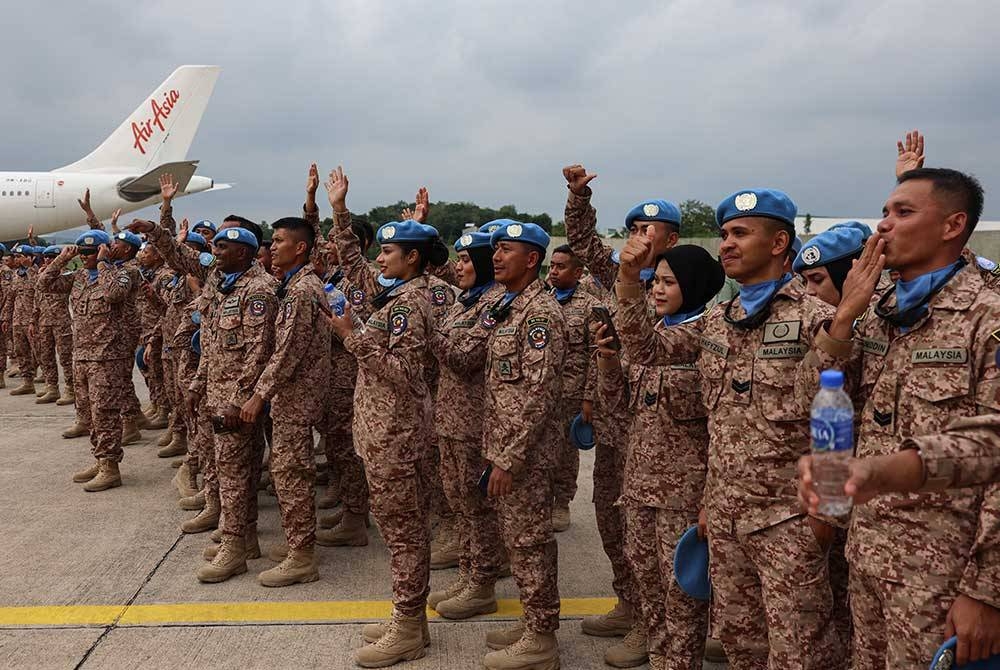 Anggota Kumpulan Kedua MALBATT 850-11 ke Lubnan melambaikan tangan kepada ahli keluarga pada majlis penghantaran kumpulan tersebut di Pangkalan Tentera Udara Diraja Malaysia, pada Selasa. - Foto Bernama