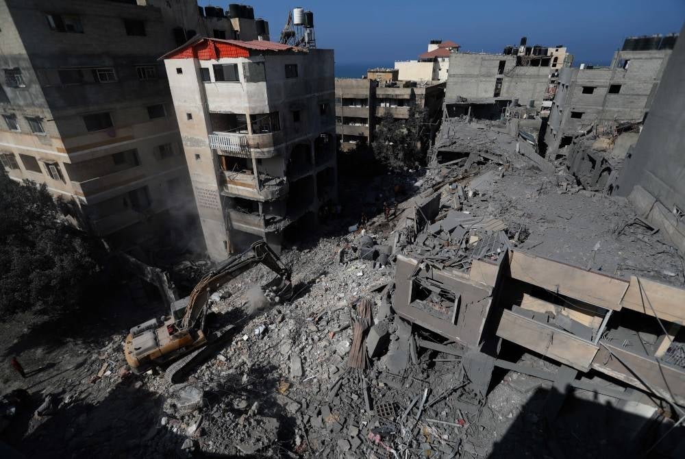 Runtuhan bangunan yang musnah dalam serangan udara Israel di Gaza City. - Foto Xinhua