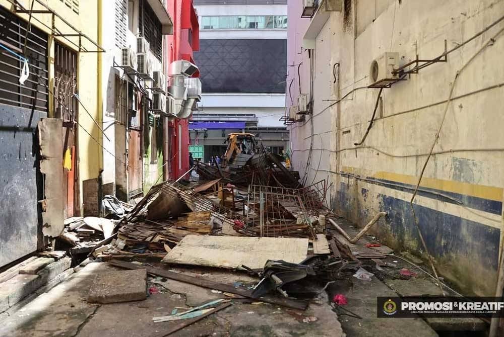 Tapak perniagaan yang beroperasi di lorong dalam kawasan Bukit Bintang dirobohkan DBKL dalam satu operasi dijalankan pada Selasa.