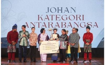 Gulzoda (tengah) menerima piala pusingan daripada Timbalan Menteri Pendidikan Tinggi, Datuk Mohammad Yusof Apdal (depan, dua dari kanan) selepas diumumkan sebagai johan Kategori Antarabangsa PABM 2023.