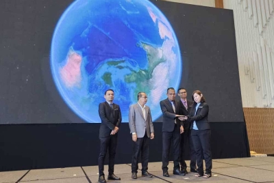 Wan Abdul Latif (tiga dari kiri) diiringi Amirul (dua dari kiri) merasmikan Seminar Akta Kualiti Alam Sekitar, Tanggungjawab Bersama di SICC Kota Kinabalu.