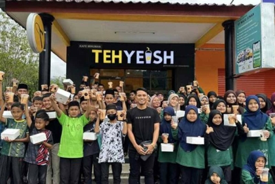 Muhammad Adli (tengah) kini berbangga dengan kafe jenama sendiri, 'Tehyeish'. - Foto Facebook Tehyeish HQ