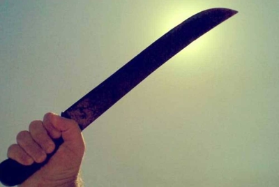 Seorang lelaki cedera ditetak dalam kejadian berhampiran sebuah klinik di Pekan Bukit Pelandok pada Isnin.