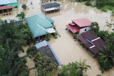 Keadaan rumah yang ditenggelami banjir di Sepang.