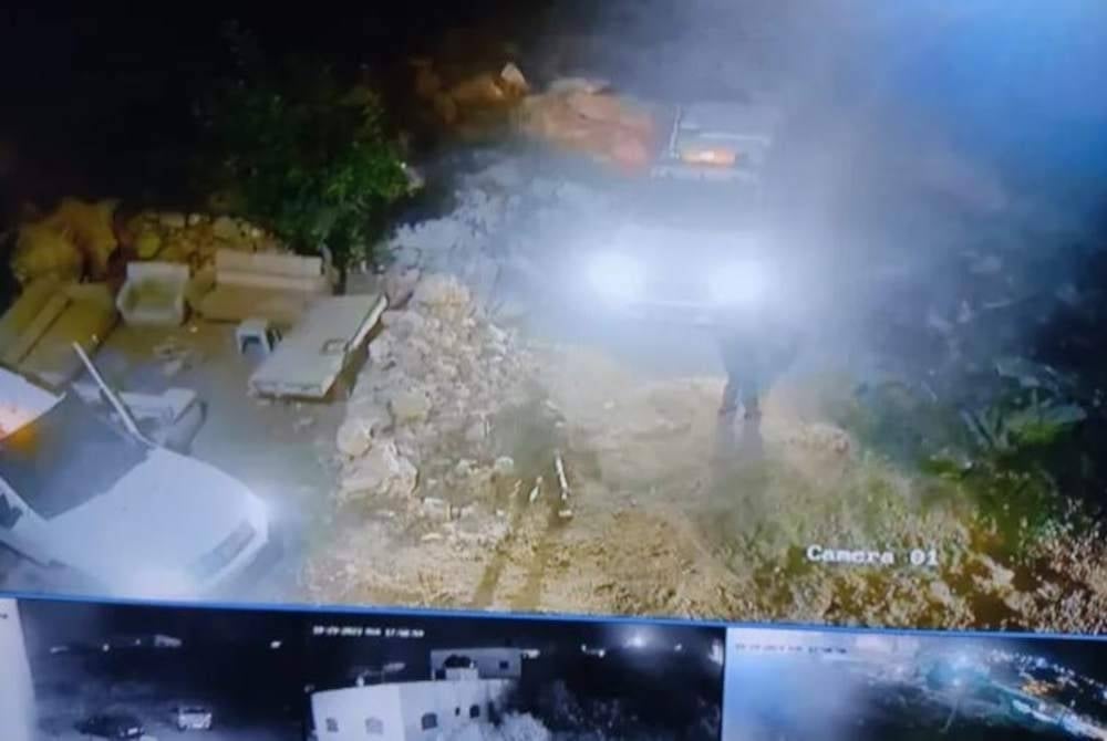 Rakaman sistem kamera litar tertutup menunjukkan kehadiran tentera Israel di sekitar kawasan kejiranan penduduk Palestin.