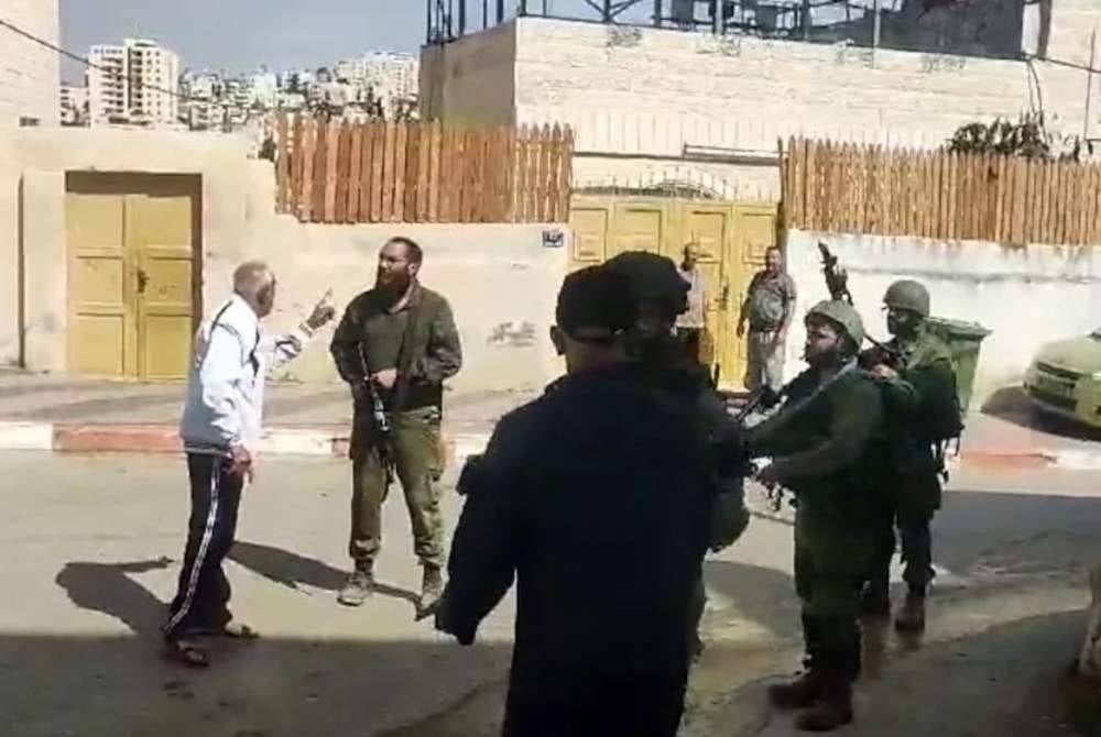 Pelampau Yahudi yang mengenakan pakaian seragam tentera sengaja menunjukkan 'kuasa' untuk menakut-nakutkan penduduk Palestin di Tebing Barat.