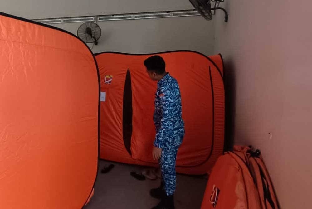 Anggota Angkatan Pertahanan Awam(APM) meninjau ruangan di salah satu ruangan menempatkan mangsa banjir di PPS terlibat pada Rabu.