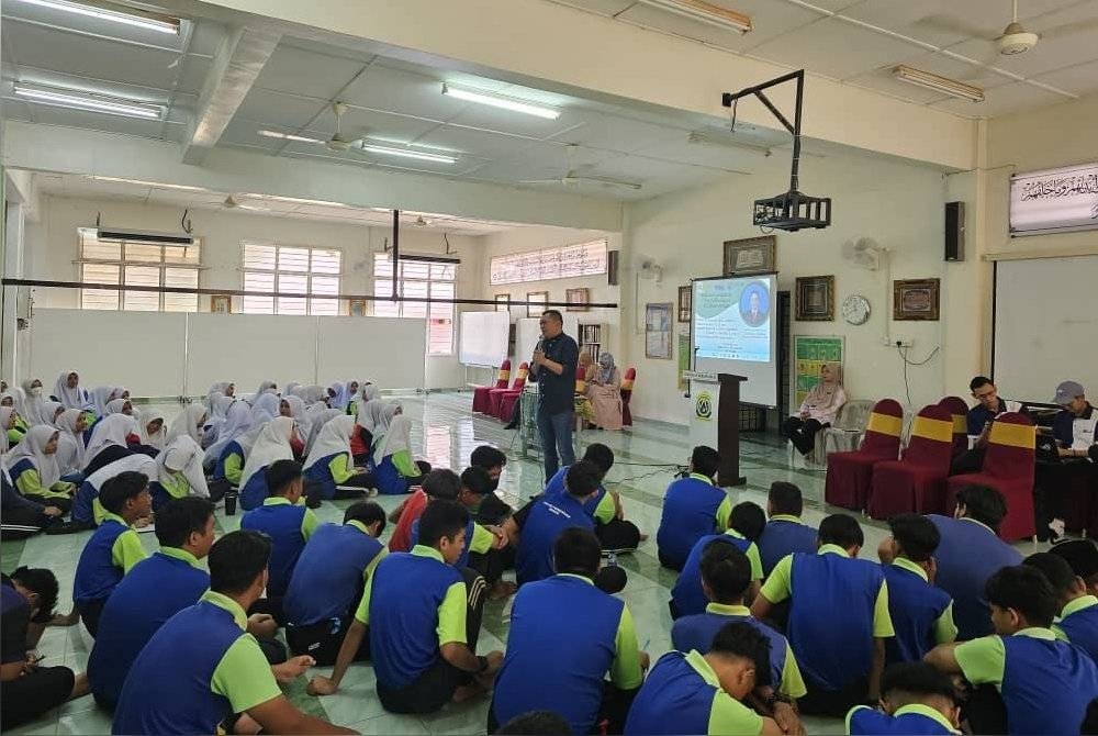 Penerangan mengenai AI Pendidikan kepada pelajar di SMK Bukit Katil, Melaka pada 10 Oktober.