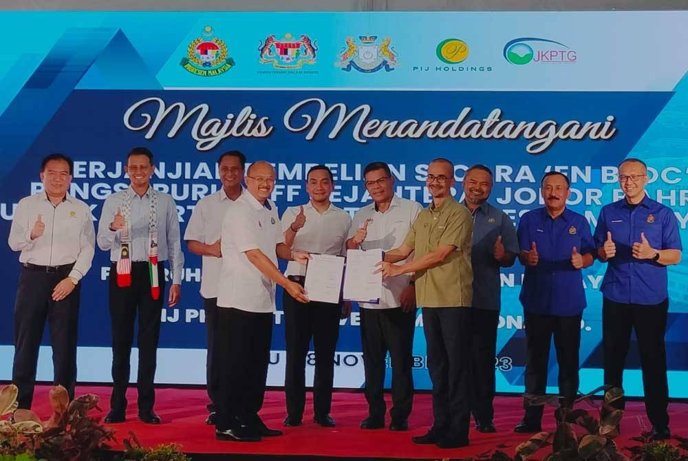 Saifuddin (empat dari kanan) menyaksikan majlis menandatangani pembelian secara en-bloc Pangsapuri Aliff Sejahtera bagi kediaman kakitangan Jabatan Imigresen Johor pada Rabu.