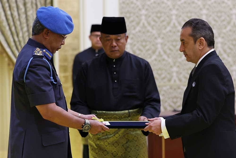 Al-Sultan Abdullah (kiri) berkenan menerima watikah pelantikan daripada ketua perwakilan asing ke Malaysia, Dr Ismael Maaytah dari Jordan (kanan) di Istana Negara pada Rabu. - Foto Bernama