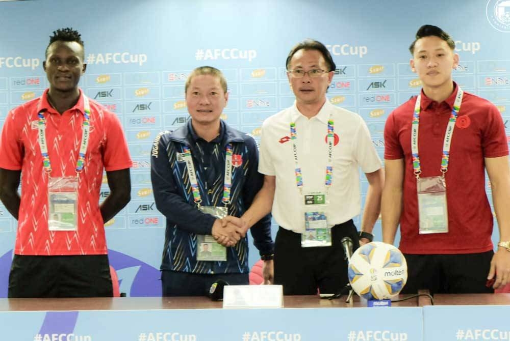 Kim Swee bersalam dengan pengendali Hai Phong, Chu Dinh Nghiem. Turut kelihatan pemain Sabah, Dominic Tan dan kapten Hai Phong, Joseph Mbolimbo Mpande.