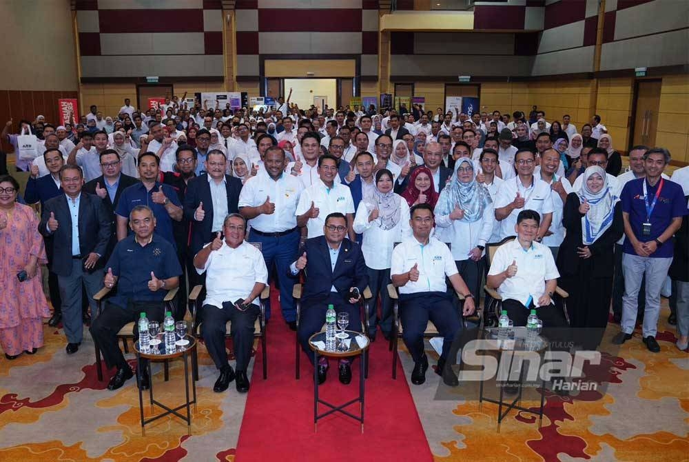 Menteri Besar Selangor, Datuk Seri Amirudin Shari (kanan) dan Ketua Pegawai Operasi MBI, Saipolyazan M Yusop menyempurnakan gimik pelancaran Sambutan Hari Integriti Kumpulan MBI dan Pelancaran Pelan Anti Rasuah Organisasi (OACP) di Pusat Konvensyen Shah Alam pada Rabu. Foto Sinar Harian / MOHD HALIM ABDUL WAHID