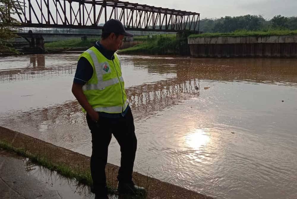 Pengawas JAS memantau keadaan air Sungai Linggi.