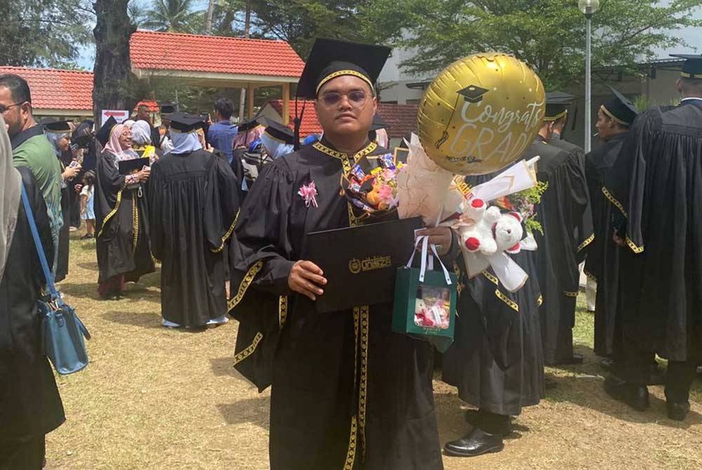 Muhammad Zulfahmi menerima skrol diploma secara bersendirian tanpa ditemani keluarga pada pada majlis konvokesyen di Universiti Sultan Zainal Abidin (U