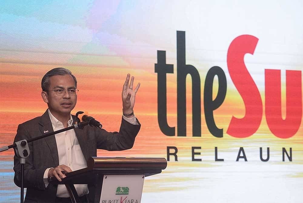 Fahmi berucap pada Pelancaran Semula The Sun di sini hari ini. - Foto Bernama