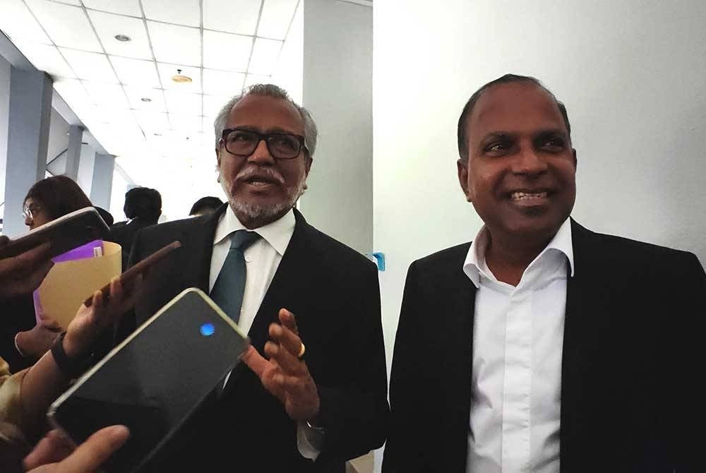 Ramasamy (kanan) dan Muhammad Shafee ditemui media di luar mahkamah.