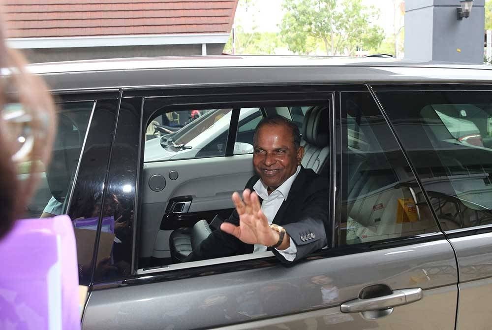 Ramasamy melambaikan tangan kepada media ketika mahu beredar dari mahkamah.