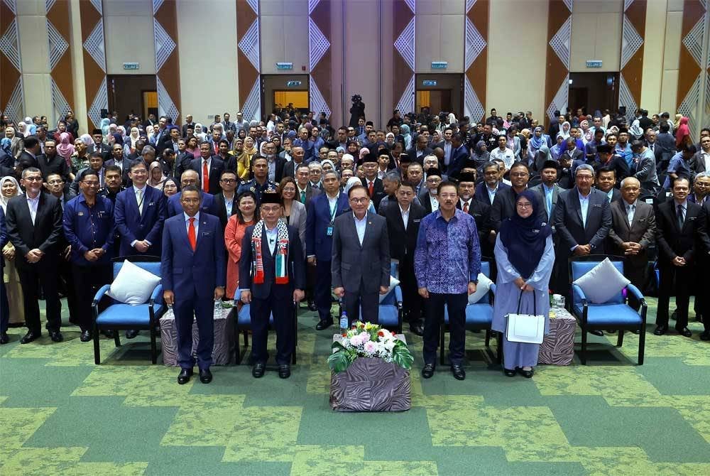 Anwar bergambar bersama kakitangan awam semasa menghadiri Kolokium Madani Perkhidmatan Awam di Pusat Konvensyen Antarabangsa Putrajaya (PICC) hari ini. - Foto Bernama