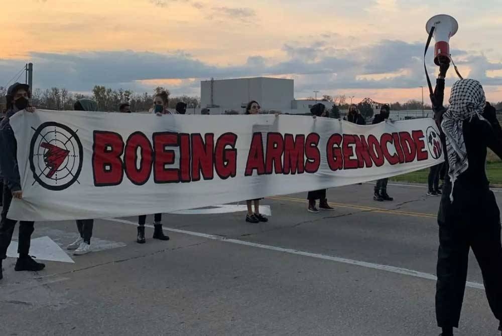 Aktivis menyekat akses di kemudahan Boeing di Missouri, AS. - Agensi