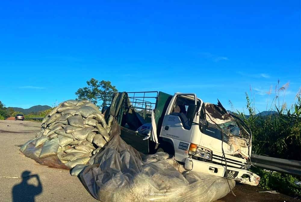 Seorang pemandu lori maut selepas kenderaan itu dipercayai hilang kawalan lalu bergesel dengan konkrit penghadang jalan di kilometer 81 Jalan Gua Musang-Lojing pada Rabu.