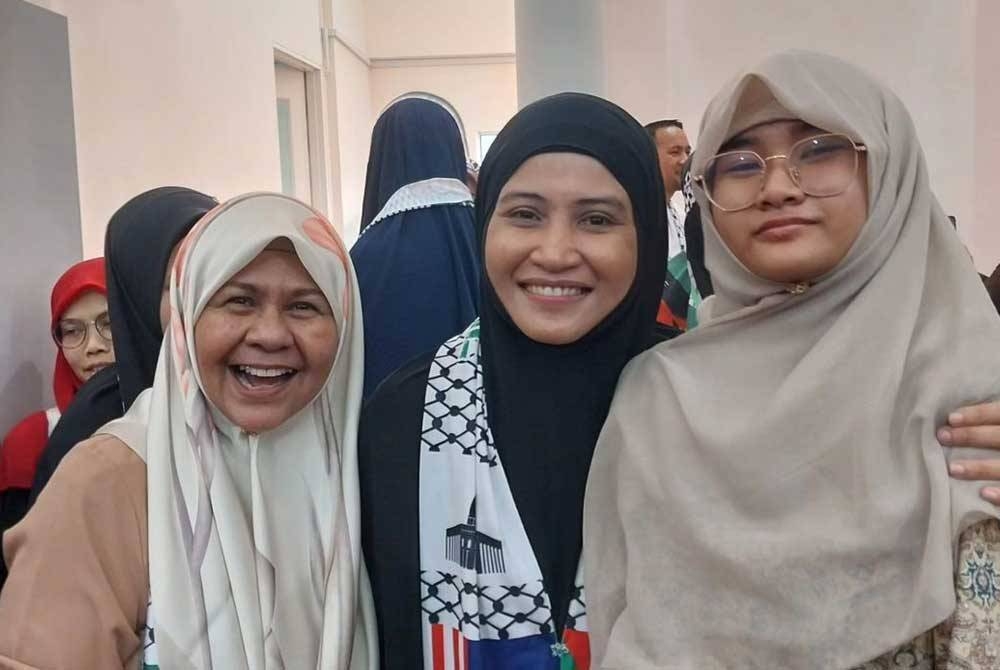 Ogy dan anaknya, Aminah bergambar kenangan bersama ustazah Asma' Harun.
