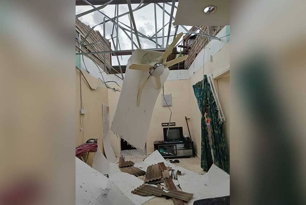Salah sebuah rumah yang terjejas teruk di Taman Klebang Jaya akibat ribut yang berlaku pada Rabu. - Foto pembaca
