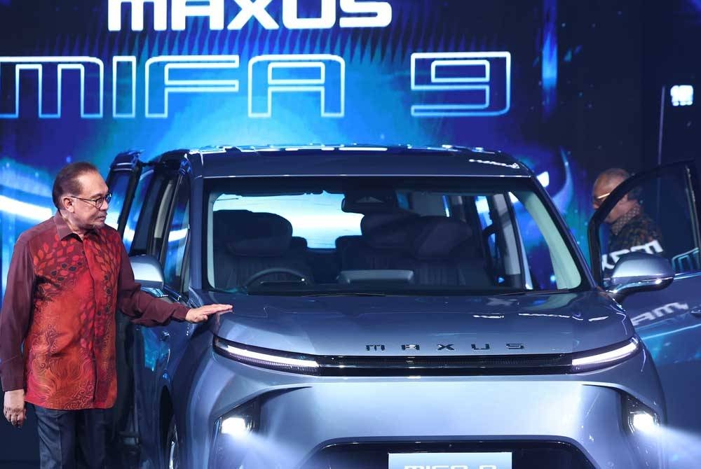 Anwar semasa pelancaran Kenderaan Elektrik Weststar Maxus Mifa. - Foto Bernama
